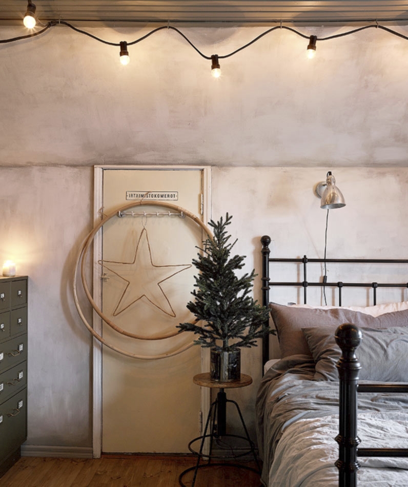 Marian ja Harrin makuuhuoneen tunnelmaan kuuluvat pellavalakanat, patinoituneen näköisiksi maalatut seinät ja kauniisti sävyihin sointuvat somisteet.