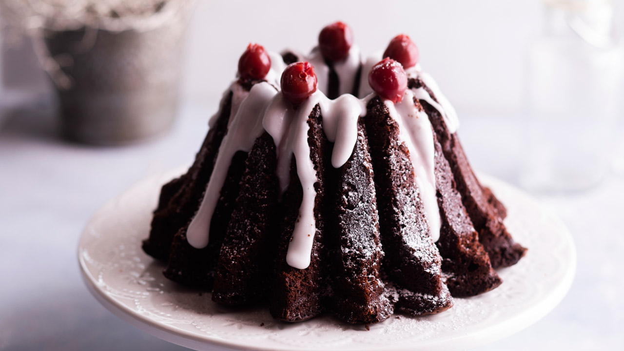 Gluteeniton kirsikka-suklaakakku – katso mehevän kakun ohje! 