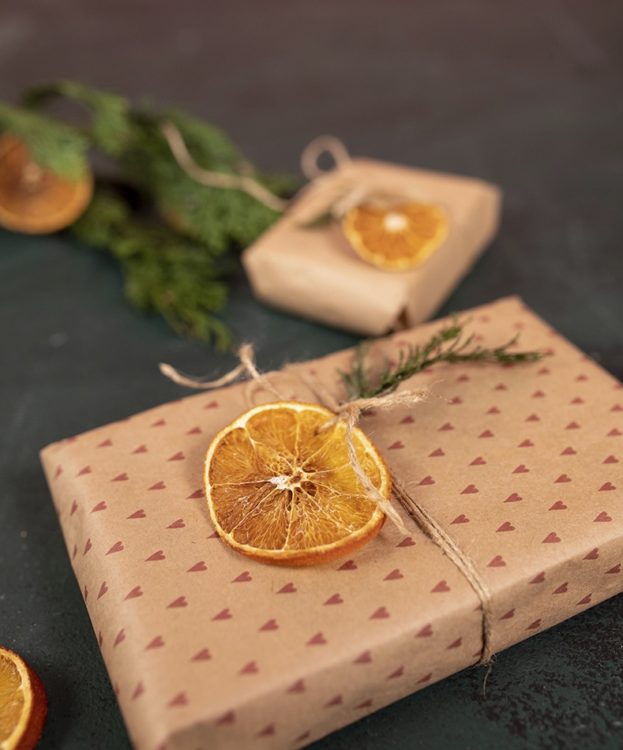 Kuivattu appelsiini paketin koristeena
