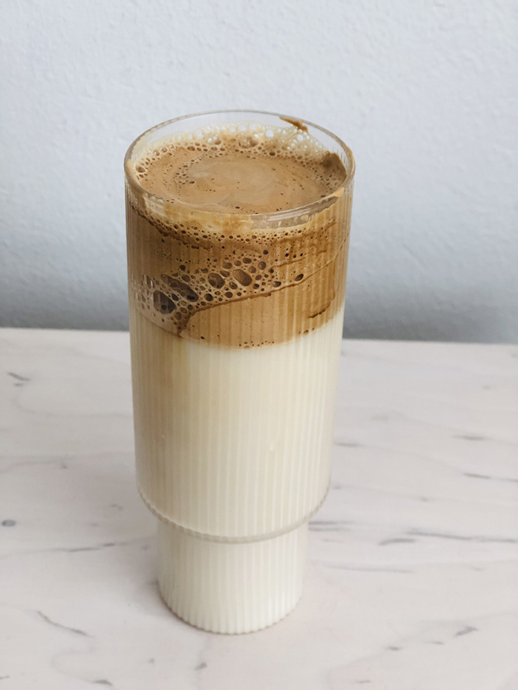 Pehmokahvi eli flyffy coffee valmistui helposti vegaanisti käyttämällä kookosmaitojuomaa. Tämä on kesän 2020 hittikahvi.