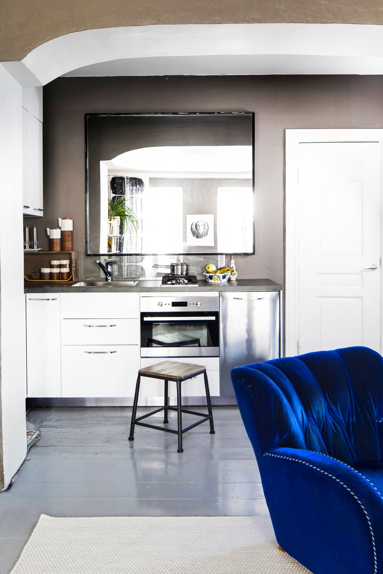 Huoneen perällä sijaitsevaan keittiöön tulvii luonnonvaloa peilin ansiosta.