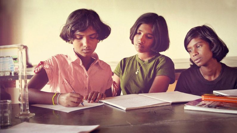Dokumentissa seurataan onnekkaita kouluun päässeitä tyttöjä Intiassa.