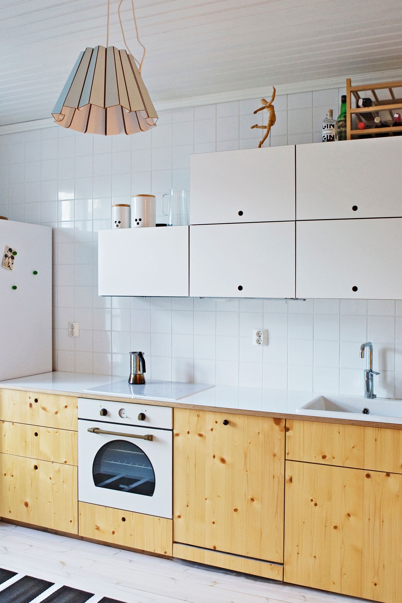 Kun laatat vie kattoon asti keittiön seinä nivoutuu kokonaisuudeksi, jossa yläkaapistojen sijoittelu on vapaampaa.