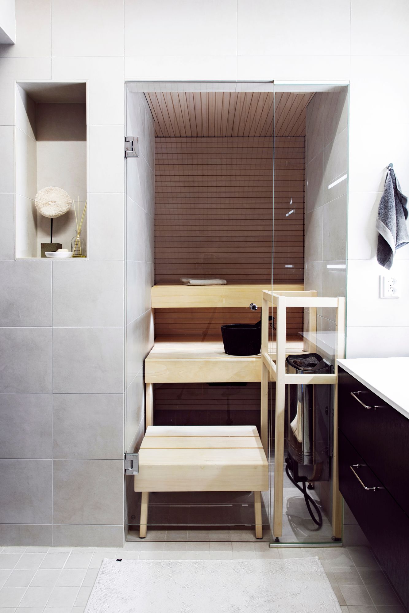Kahdelle ­saunojalle juuri sopiva sauna on ullakkoasunnon herkku. 