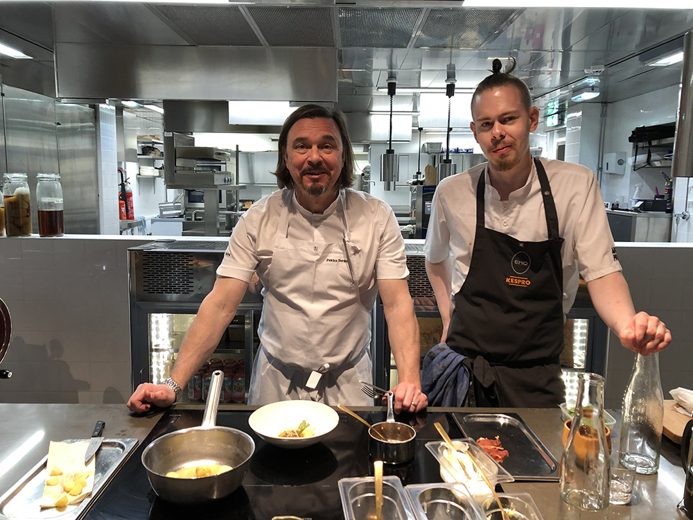 Uusien perunoiden keittäminen on tarkkaa hommaa. Kuvassa (vas.) ravintoloitsija Pekka Terävä ja kokki Daniel Nyqvist Ravintola Nuden keittiössä.