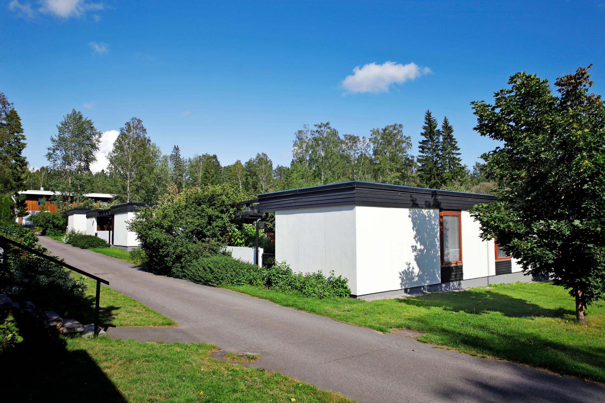 Veikko Malmion suunnittelema paritaloyhtiö Espoon Pohjois-Tapiolassa valmistui vuonna 1965. 