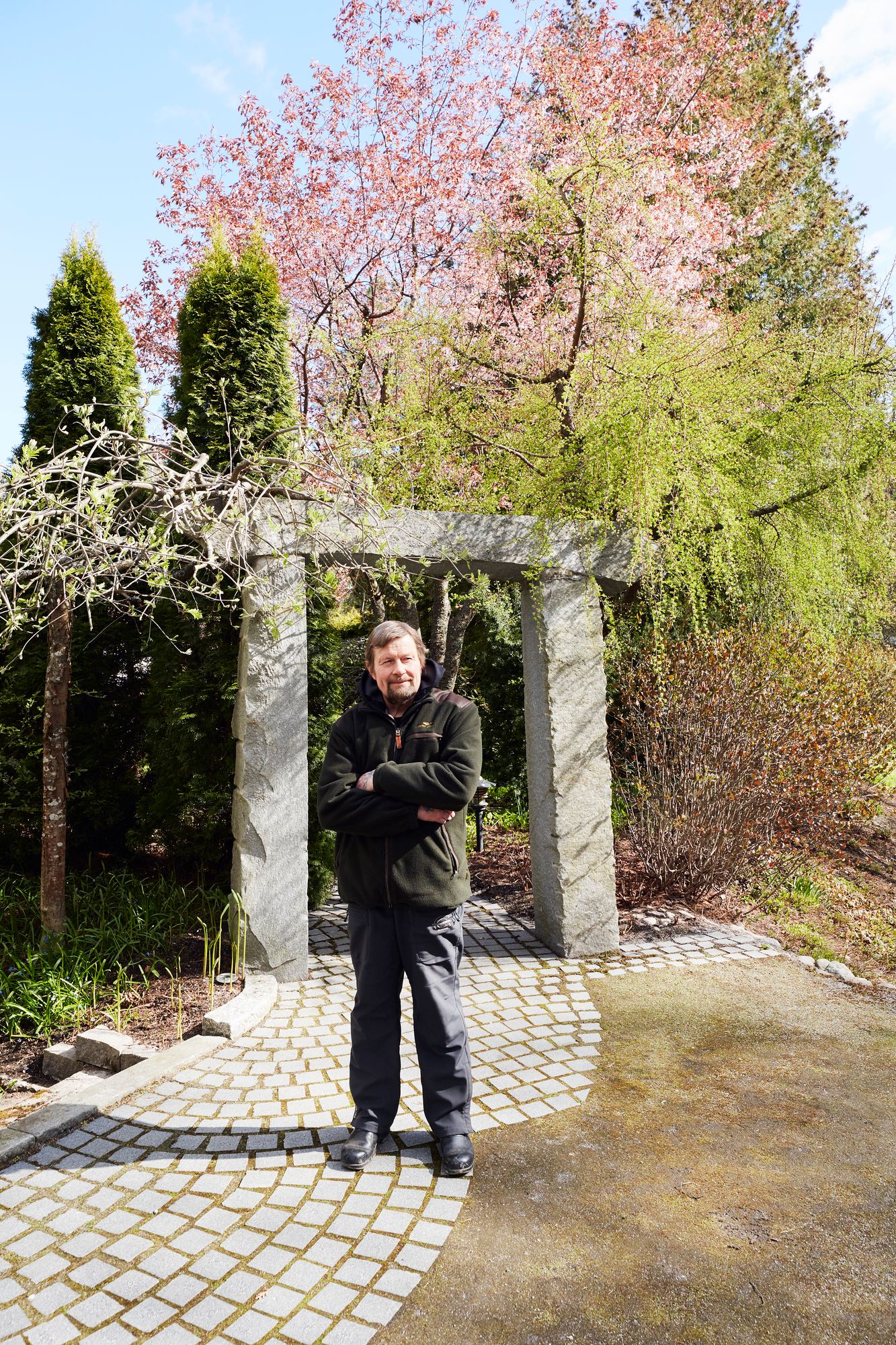 Marko Pilve on luonut puutarhan, johon astutaan sisään valtavien kivipaasien muodostamasta portista.