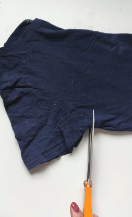 trikookuteen leikkaaminen T-paidasta