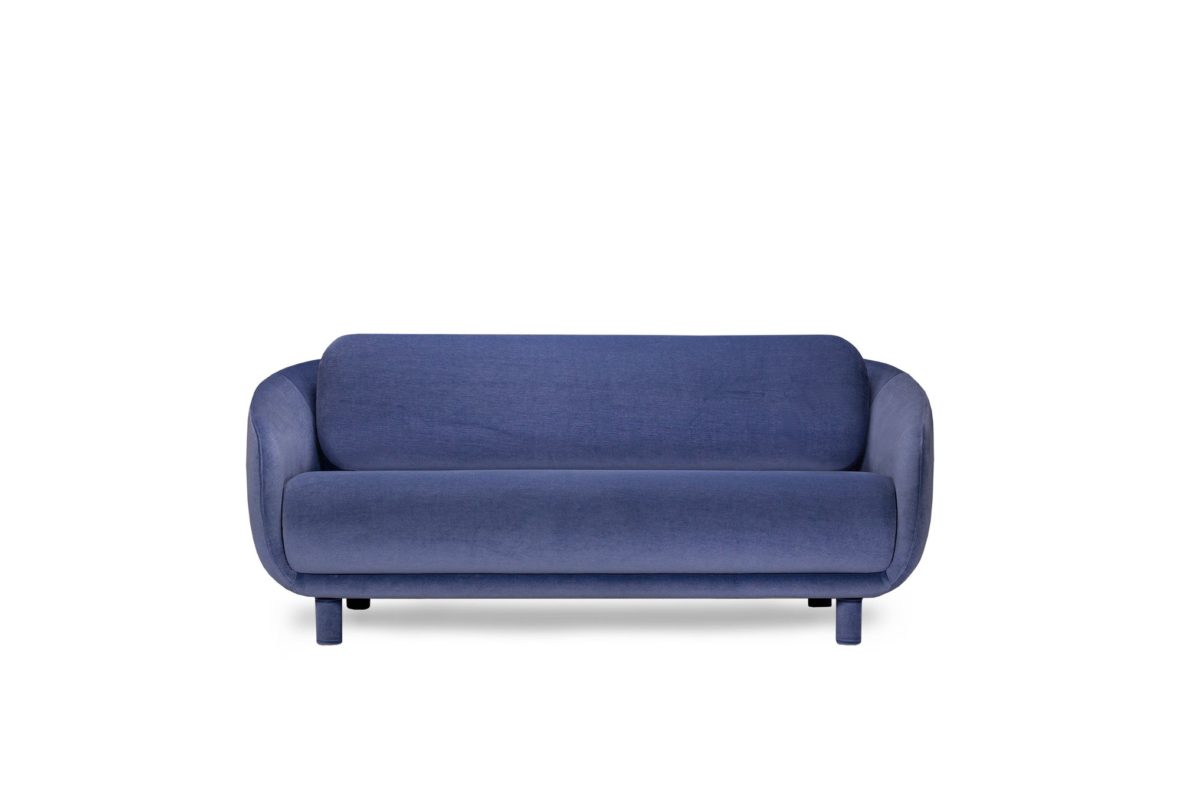 Hakolan Bobo-sohvassa toistuvat kaikki tämän hetken trendikäät ideat. Pyöreät muodot, selkeä yksiosainen istuinosa  sekä sinisenä hehkuva samettiverhoilu.