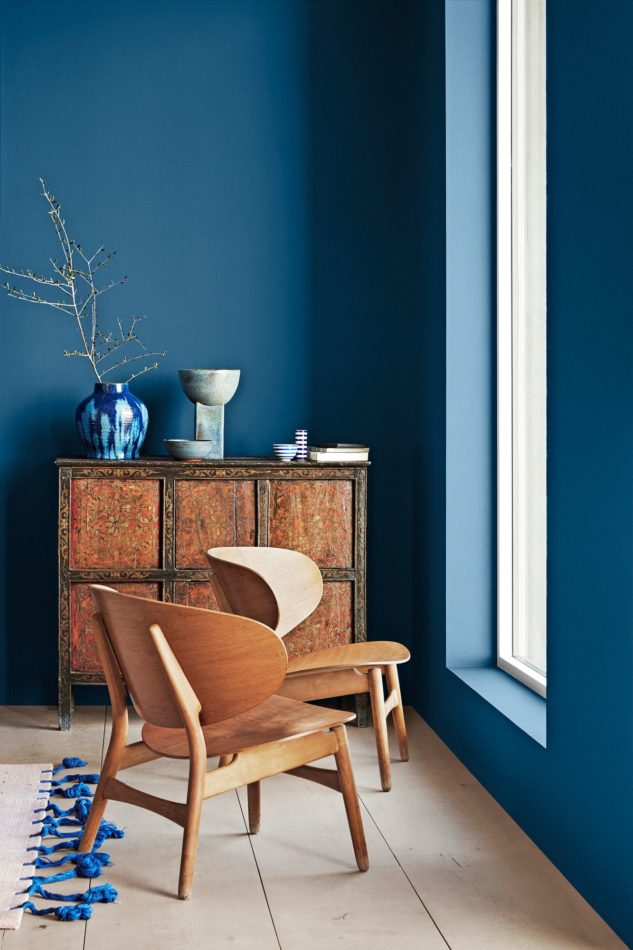 Sininen seinä on hyvä tausta kaikenlaisille puukalusteille.  Jotunin kylmä sininen tuo sopivasti vastapainoa lämpimille  puupinnoille ja antaa kokonaisuudelle modernin ilmeen.