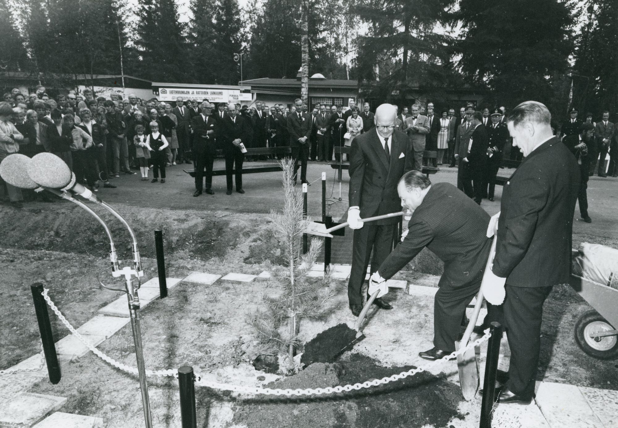 Presidentti Kekkonen kävi istuttamassa puun ensimmäiselle asuntomessualueelle Tuusulaan.