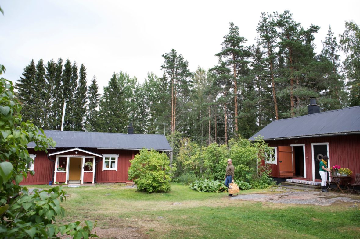 50 neliön torppa ja pihasauna muodostavat suojaisan pihapiirin Sanna Järvisen ja Marko Paavolan kesäpaikalla.