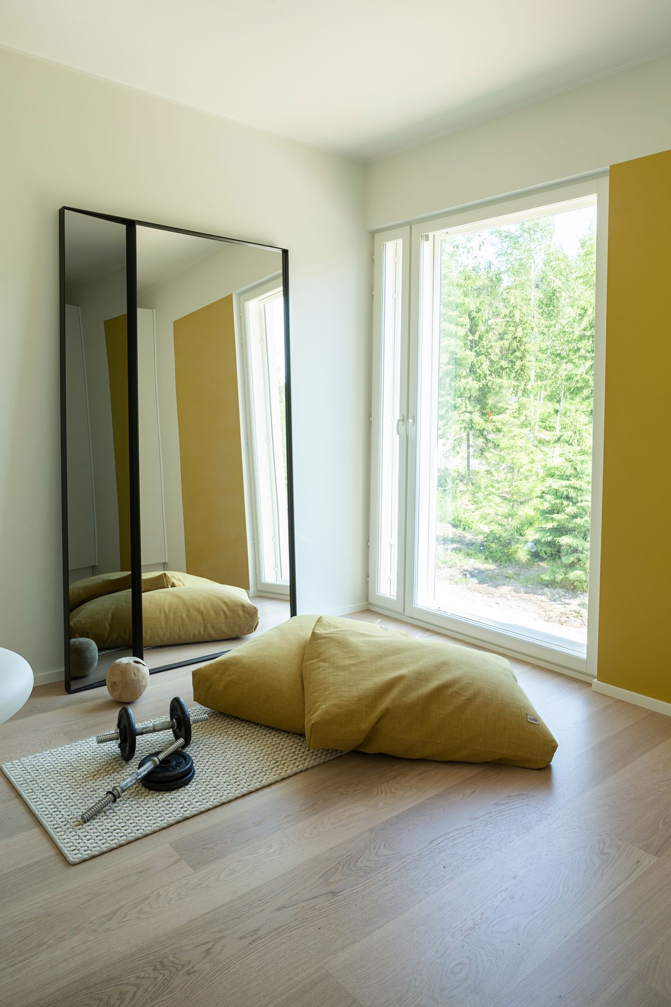 Kahden aikuisen kodissa lisämakuuhuoneille on käyttöä esimerkiksi harrastetilana. Tyynyt ovat Nordic Swan Livingin. Taton Luna-lattiavalaisin ja kokovartalopeili Skannosta.