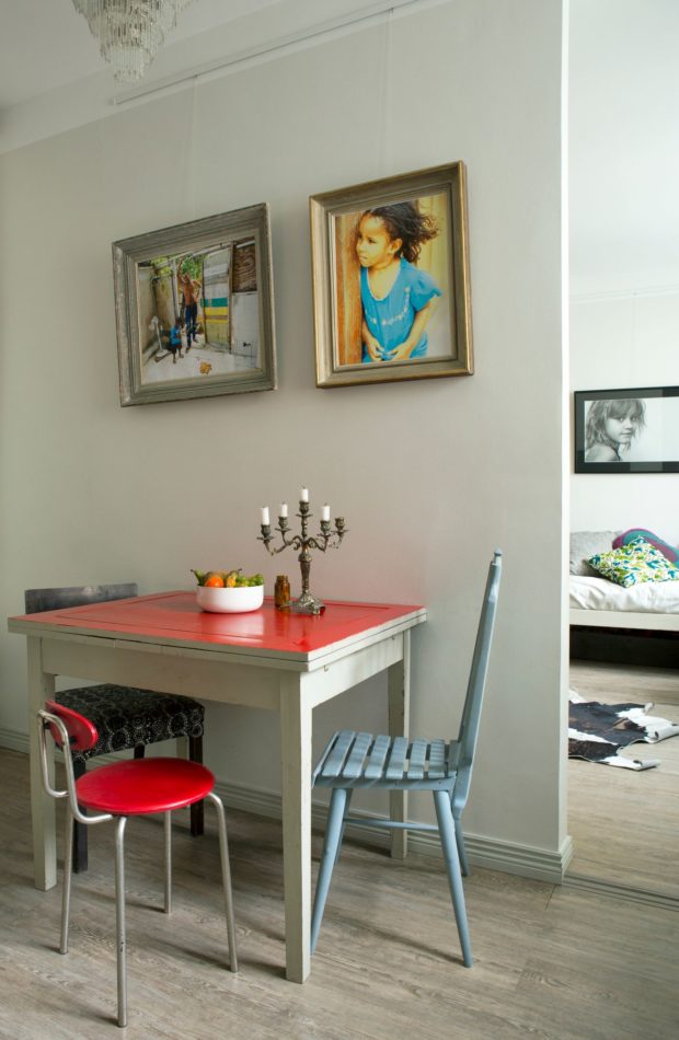 Keittiön kirkkaanpunainen, turkulaisesta vintage-liikkeestä hankittu levitettävä pöytä on kodin ehdoton väripilkku. Tuolit sen ympärillä ovat viehättävä kokoelma kirpputorilöytöjä sekä perintöaarteita.
