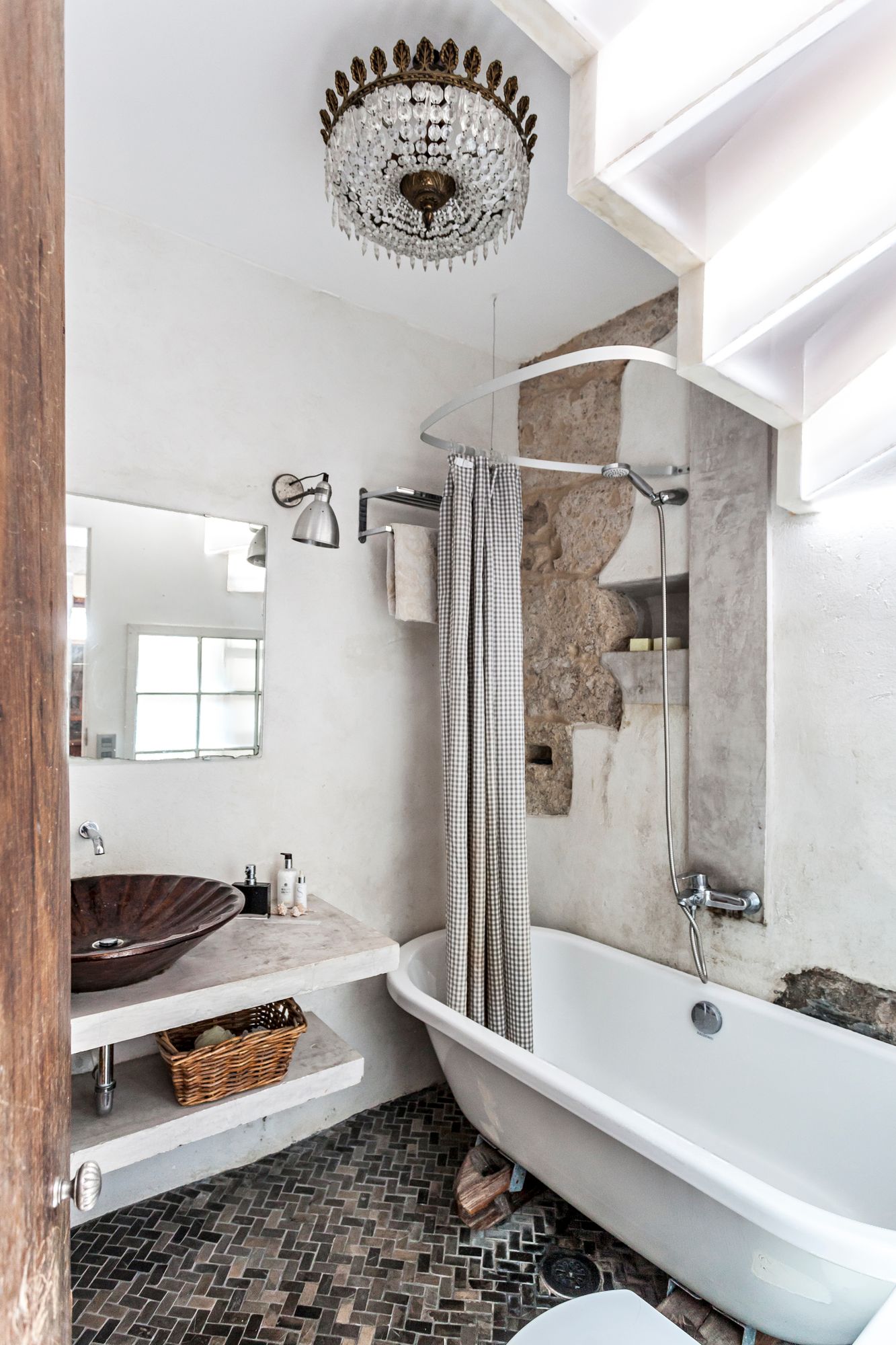 Uusi kylpyhuone tehtiin portaiden alle niin, että luonnonvalo siivilöityy tilaan kattoterassilta asti pleksilasien läpi.
