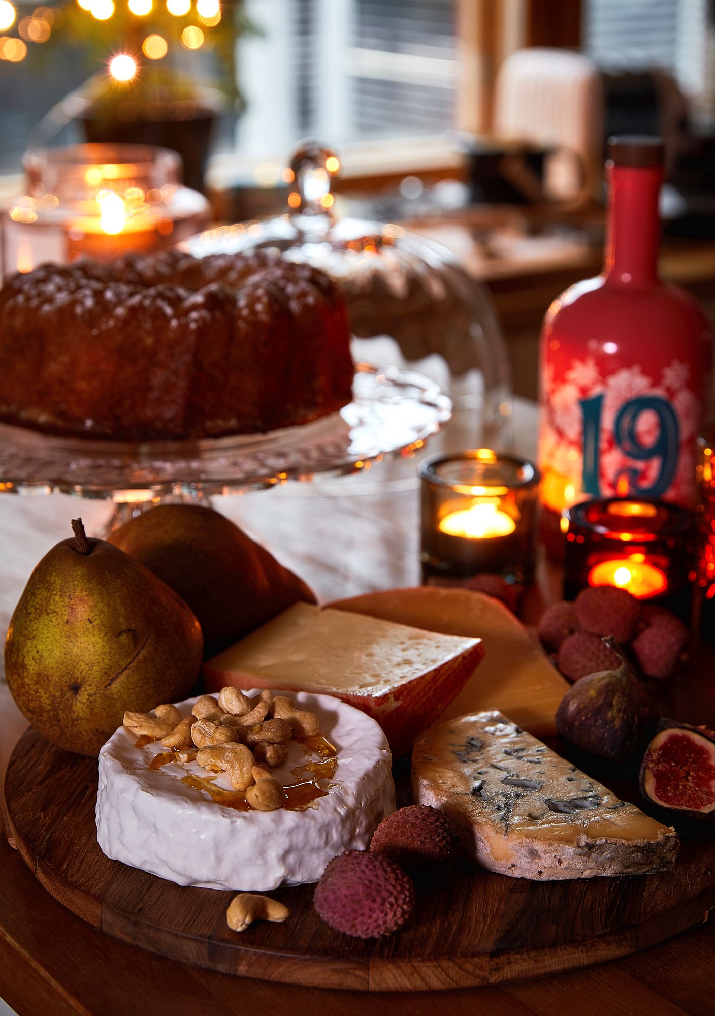 Joulunaikaan kuuluu herkuttelu ja ­glöginjuonti. Juustotarjotin ja maustekakku kuuluvat kauden perinteisiin jälkiruokiin. 