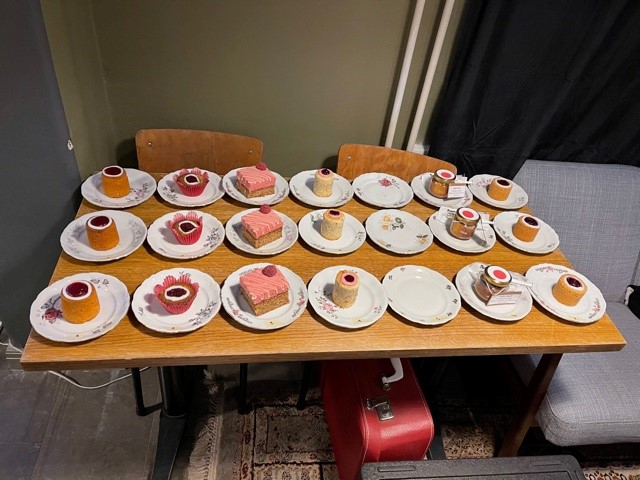 Porvoon paras runebergintorttu 2021 -kilpailussa kisasi 7 erilaista torttua. Tyhjä lautanen odotti torttua pakasteesta.
