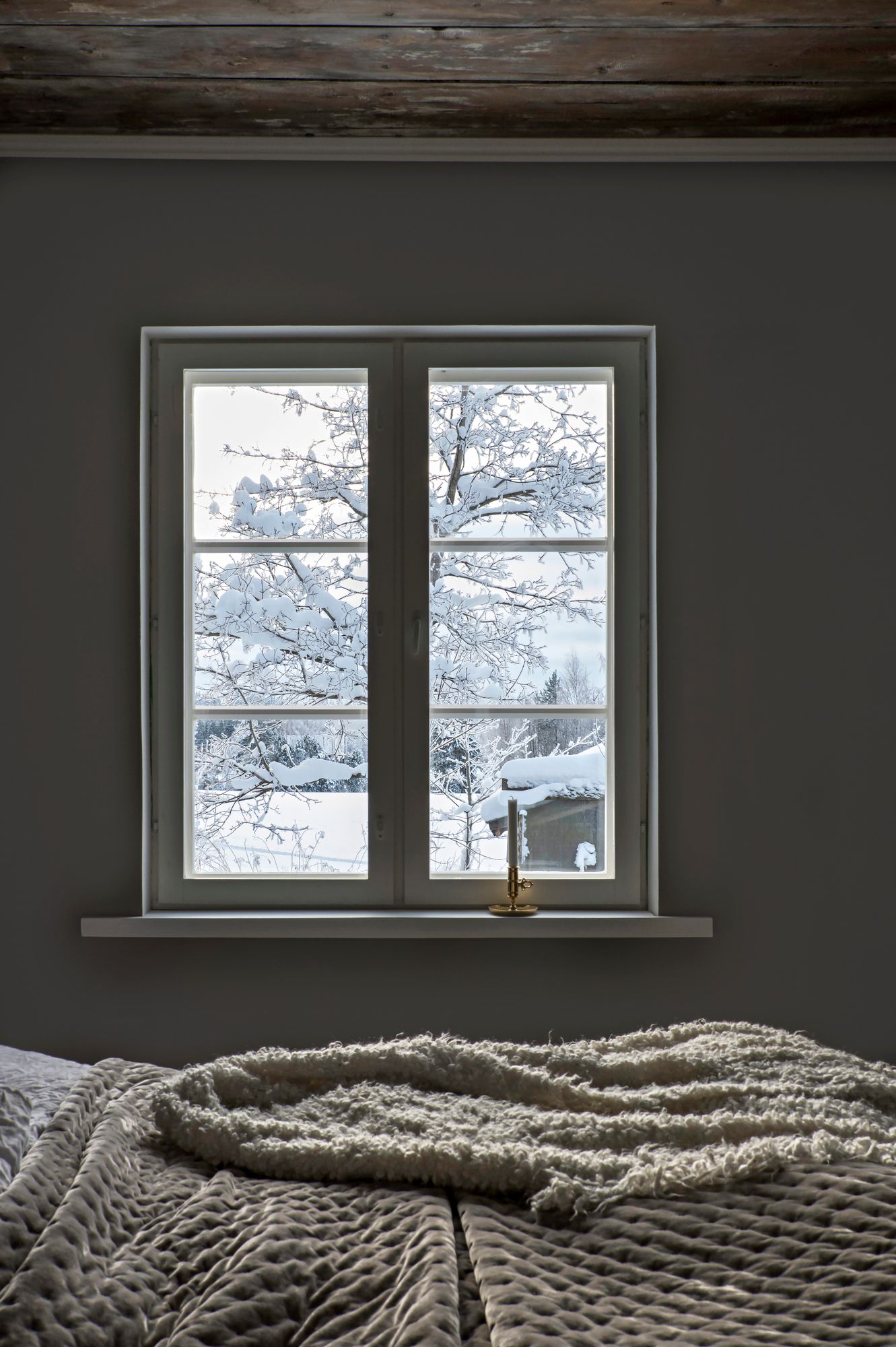Vastavalmistuneen makuuhuoneen ikkunanäkymä on kuin elävä taulu, josta voi seurata vuodenaikojen vaihtelua. 