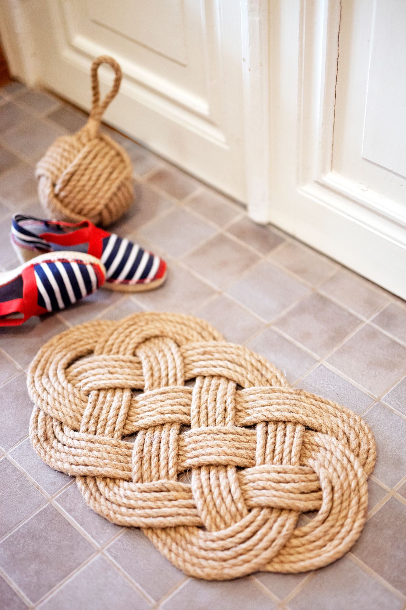 Merimiehen matto käy myös pannunaluseksi, kunhan narun tai köyden paksuuden valitsee sen mukaisesti hieman ohuemmaksi kuin matossa.