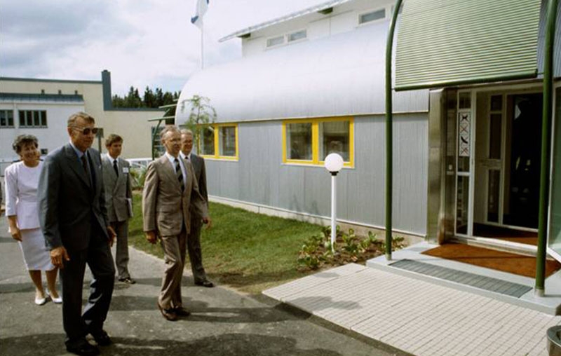 Presidentti Mauno Koivisto ja Tellervo Koivisto vierailevat upouudessa terästalo Futuriumissa. Kuva: Asuntomessut
