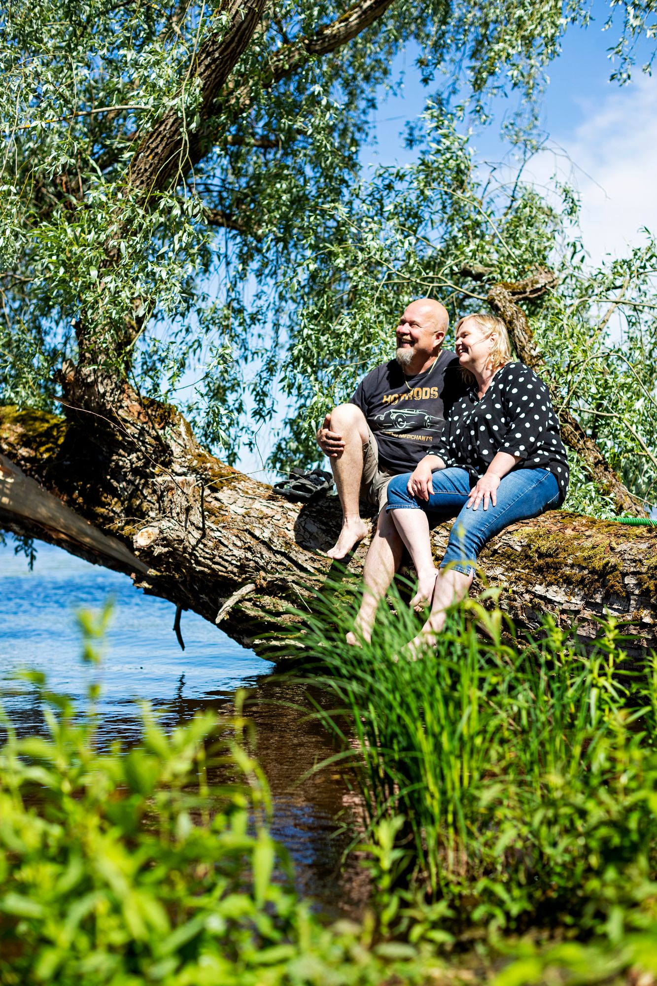 Jussi ja Tarja Lönnström istuvat puussa.