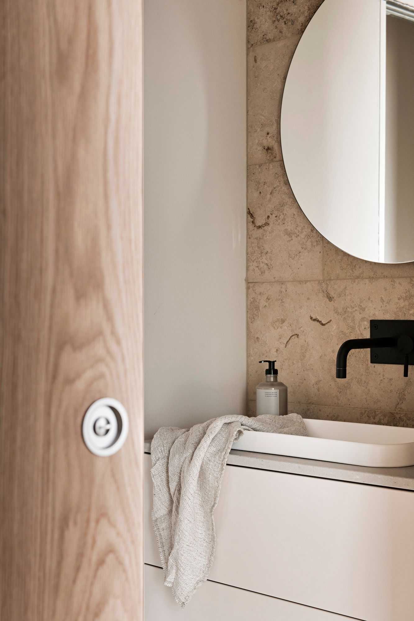  Maanläheiset sävyt kylpyhuoneessa vievät ajatukset rauhoittaviin kylpylöihin. Beigen sävyinen kalkkikivilaatta on yhdistetty valkoisten seinien kanssa, mutta toimii loistavasti laajanakin pintana. Liukuovi viimeistelee eleettömän tyylin. Kohde 9 Villa Nordic Stories.