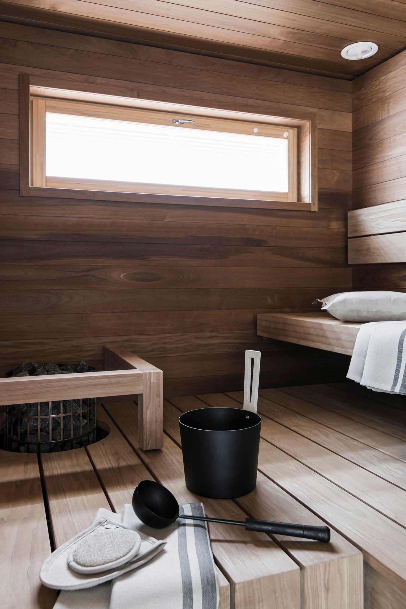 Ainoa Fiksu -kohteen saunaa valaisee spa-tunnelmaa luova ikkuna.  Kuva: Niclas Mäkelä