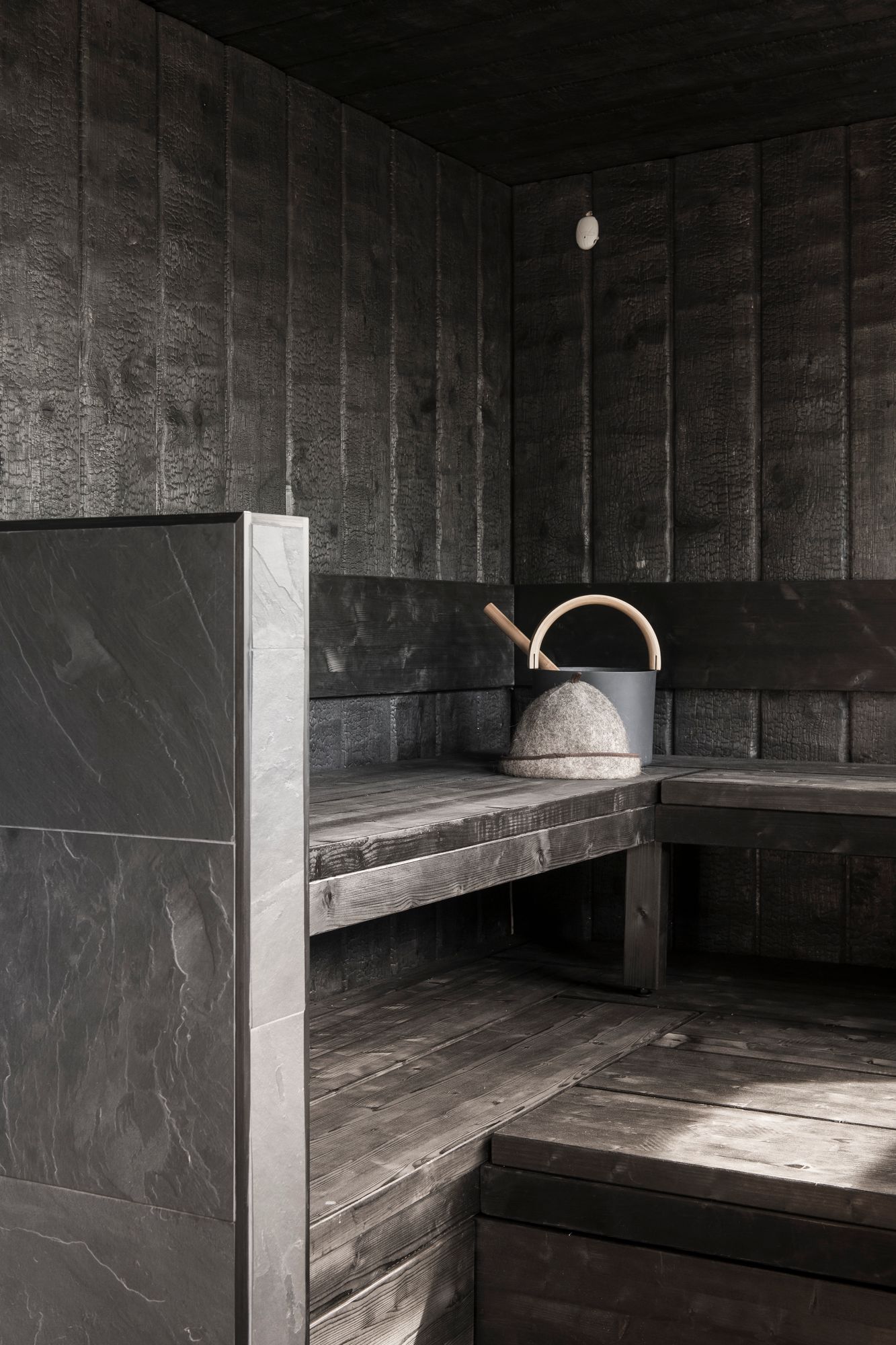 Asuntomessujen Joutsela-kohteen saunassa hyödynnetään rohkeasti tummaa värimaailmaa. Kuva: Niclas Mäkelä
