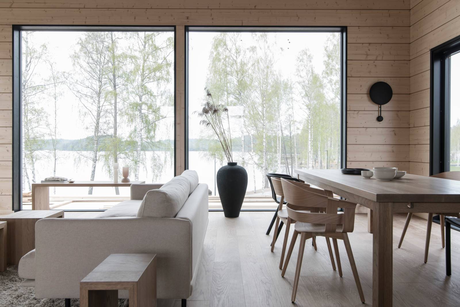 Villa Nordic Stories -kohteen näyttävät ikkunat tekevät tilasta valoisan. 