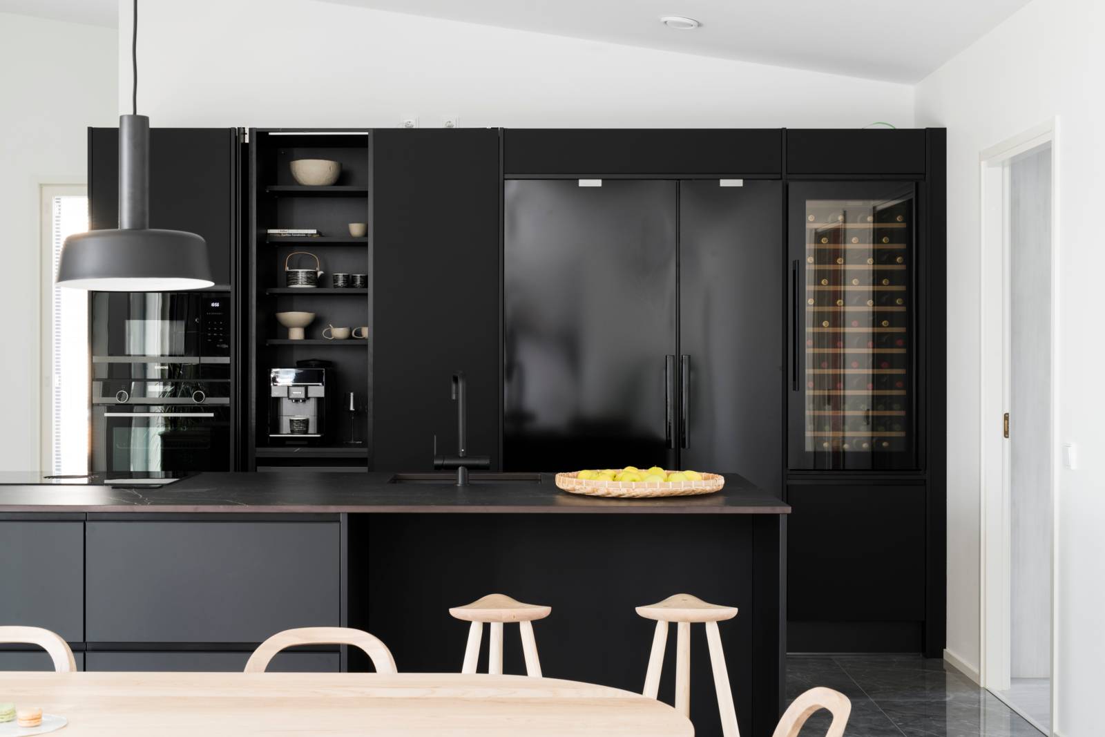 Kastelli Plazian keittiössä luotetaan trendikkääseen mustaan. 