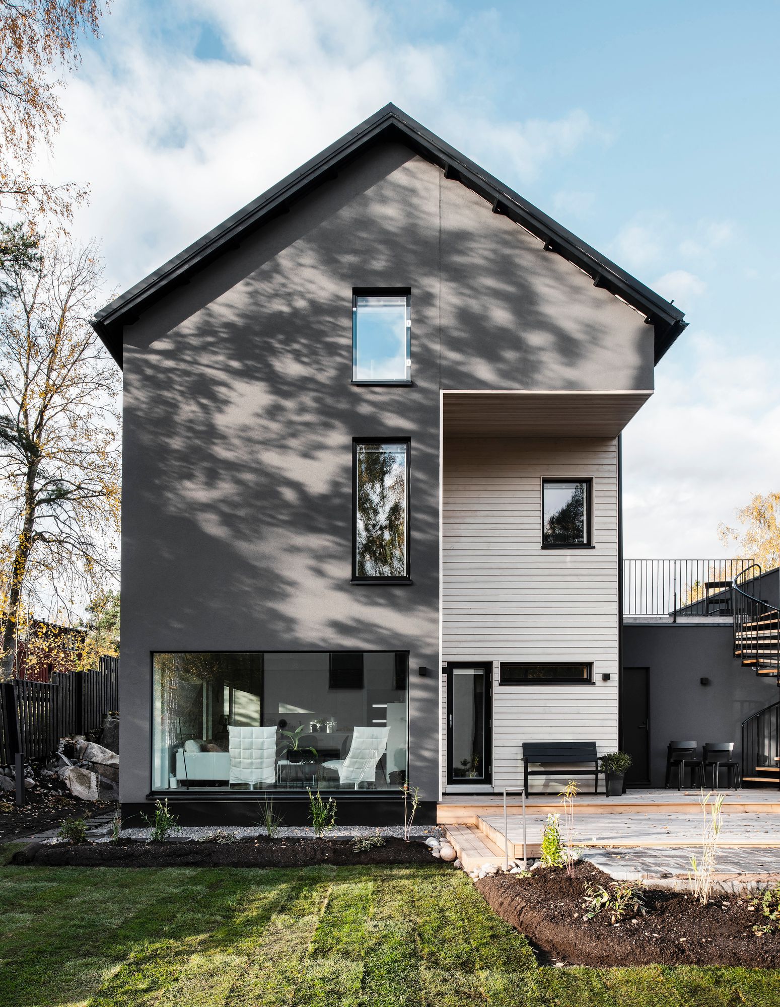 Talon korkeus ja Tuomas Siitosen suunnittelema arkkitehtuuri näkyy komeasti pihan puolella. Pihasuunnitelman teki Vekkeli & Lemmenlehti Oy.