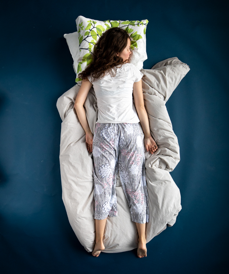 Nukkuma-asento voi pahimmillaan aiheuttaa lihaskipuja ja pahentaa närästystä tai uniapneaa.