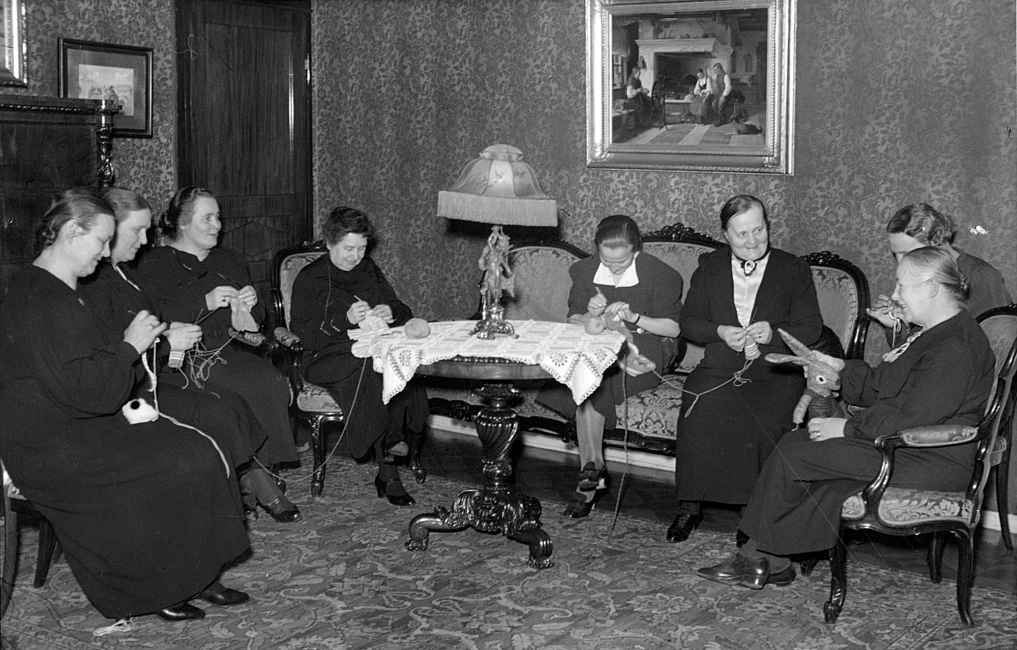 Kummikerho numero 1 kokoontui presidentinlinnassa vuonna 1938. Tilaisuutta emännöi rouva Kaisa Kallio (3. oikealta).