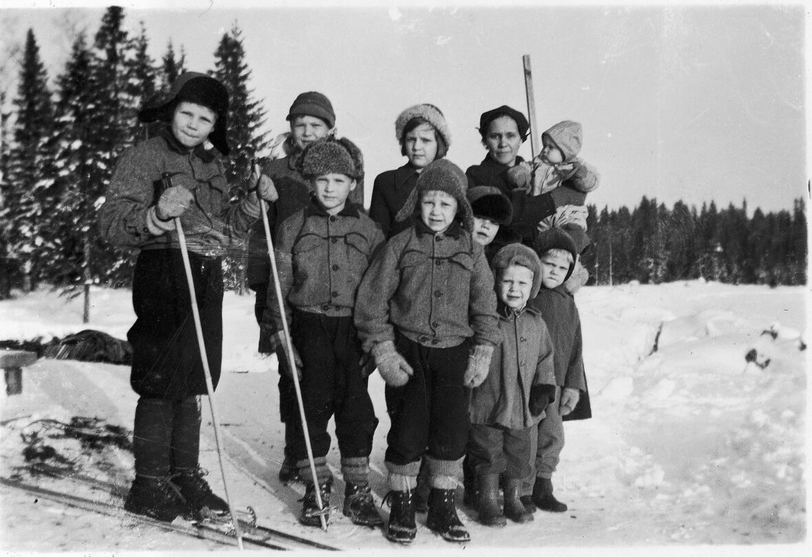 Avustusta saanut Rautian perhe lähetti Kummikerholle kuvan kiitokseksi talvella 1958.