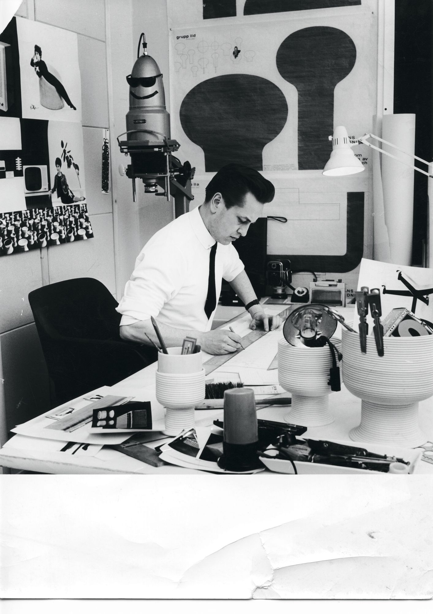 Nuori suunnittelija 1960-luvulla. Aarnio piirtää yhä samoin lyijykynällä ja viivoittimella.