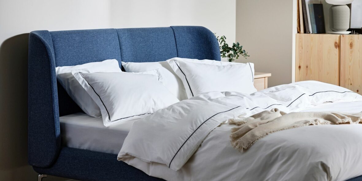 Tekstiiliverhoillussa Tufjord-sängynrungossa on sohvamainen pääty, 160 x 200 cm, 499 e, Ikea.