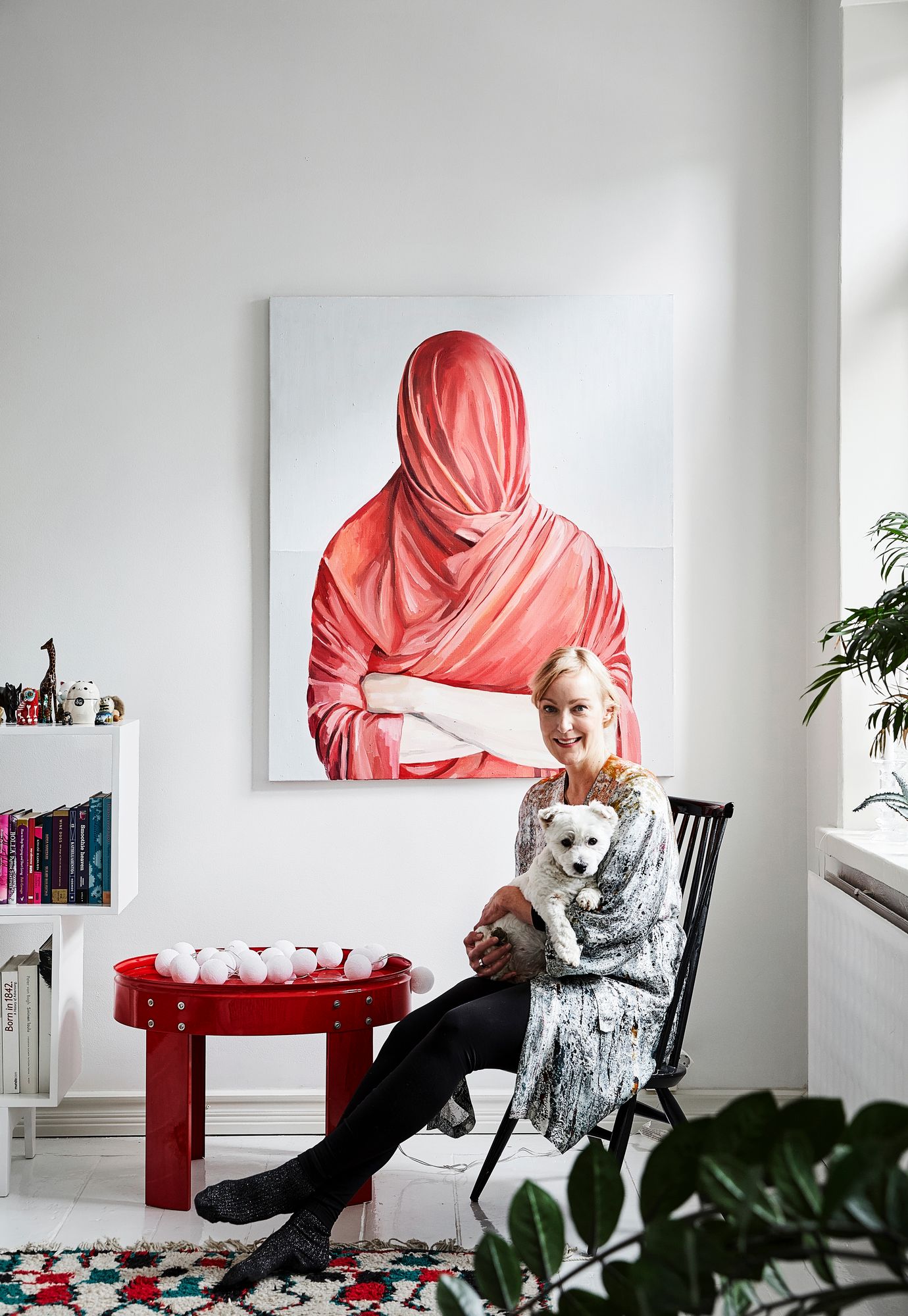 Frida Hultcranzin vaikuttava teos Jag Ser Dig on Pian suosikki. Punainen pöytä edustaa 1960-luvun italialaista designia ja on hankittu Bukowskin huutokaupasta. Län­siylämaanterrieri Tilda viihtyy sylissä. Kirjahylly on Muuton ja Tapiovaaran Mademoiselle-tuoli nettikirppikseltä. 