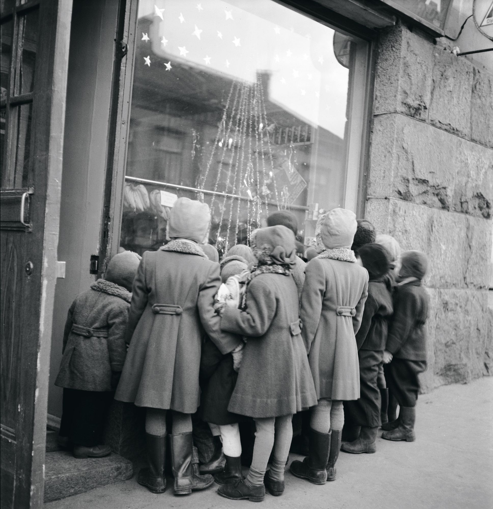 Joulun alla 1949 lapset kerääntyivät Helsingin ­Viipurinkadulla ihastelemaan näyteikkunaa, jossa oli joulukuusen lisäksi tuolloin harvinaisia herkkuja, kuten banaaneja ja appelsiineja. 