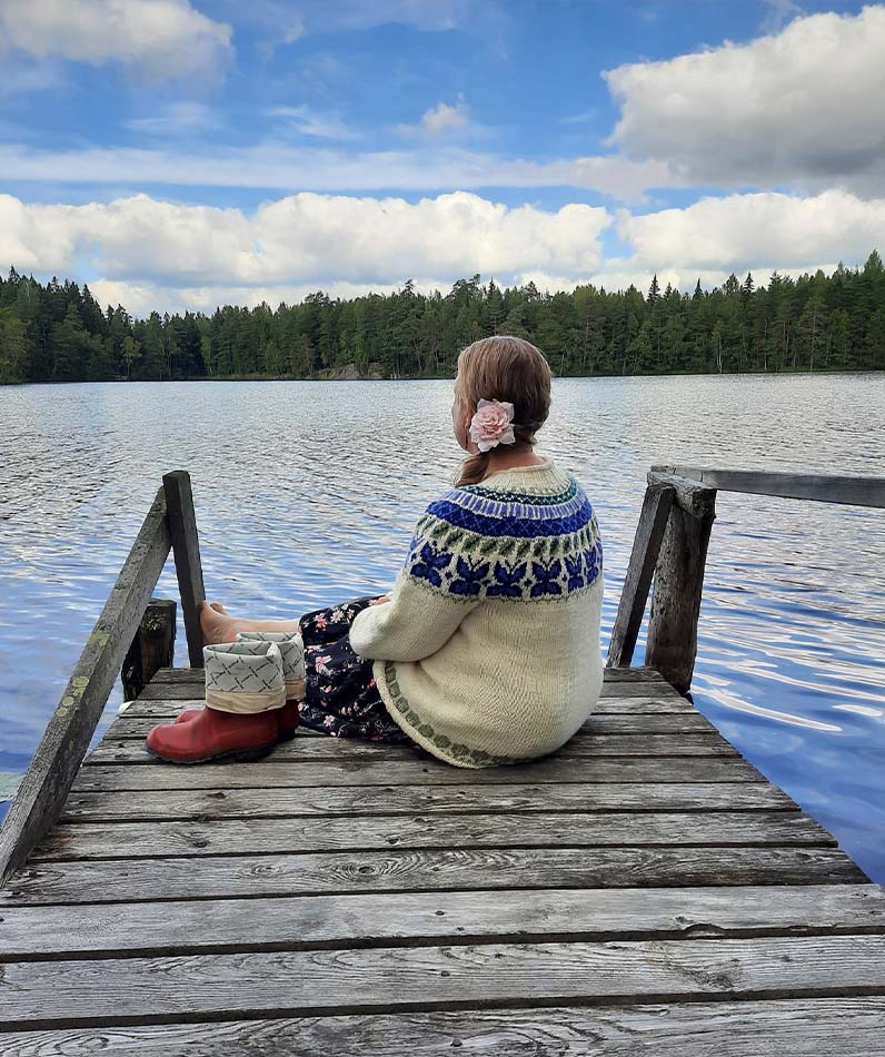 Yksi Annan suosikkiprojekteista kuluneelta vuodelta on Katja Makkosen suunnittelema Valkea kesäyö -paita. ”Mikä parasta, neuloosi on tarttunut tyttäreenkin, joka on nyt pari päivää neulonut pipoja!” Anna iloitsee. Kuva: Anna
