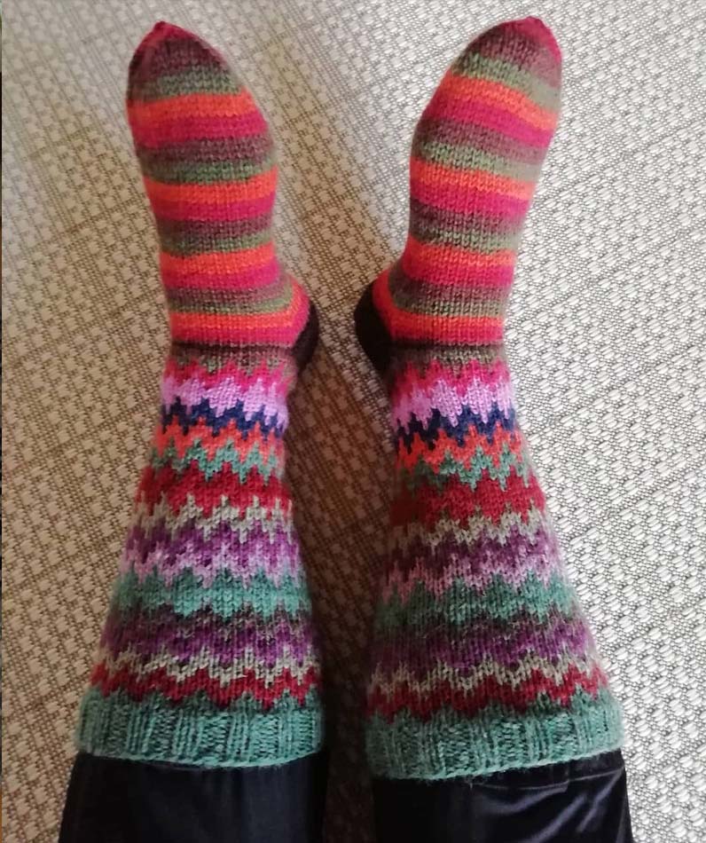 Näiden sukkien varret syntyivät pienistä keristä Novitan 7 veljestä -lankaa. Kuva: Kirsi Jeskanen