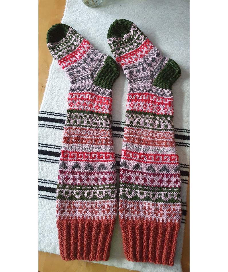 Marjatta neuloi pitkät polvisukat jämälangoista Niina Laitisen ohjeella. Kummatkin sukat olivat puikoilla samaan aikaan. Kuva: Marjatta Hyvärinen