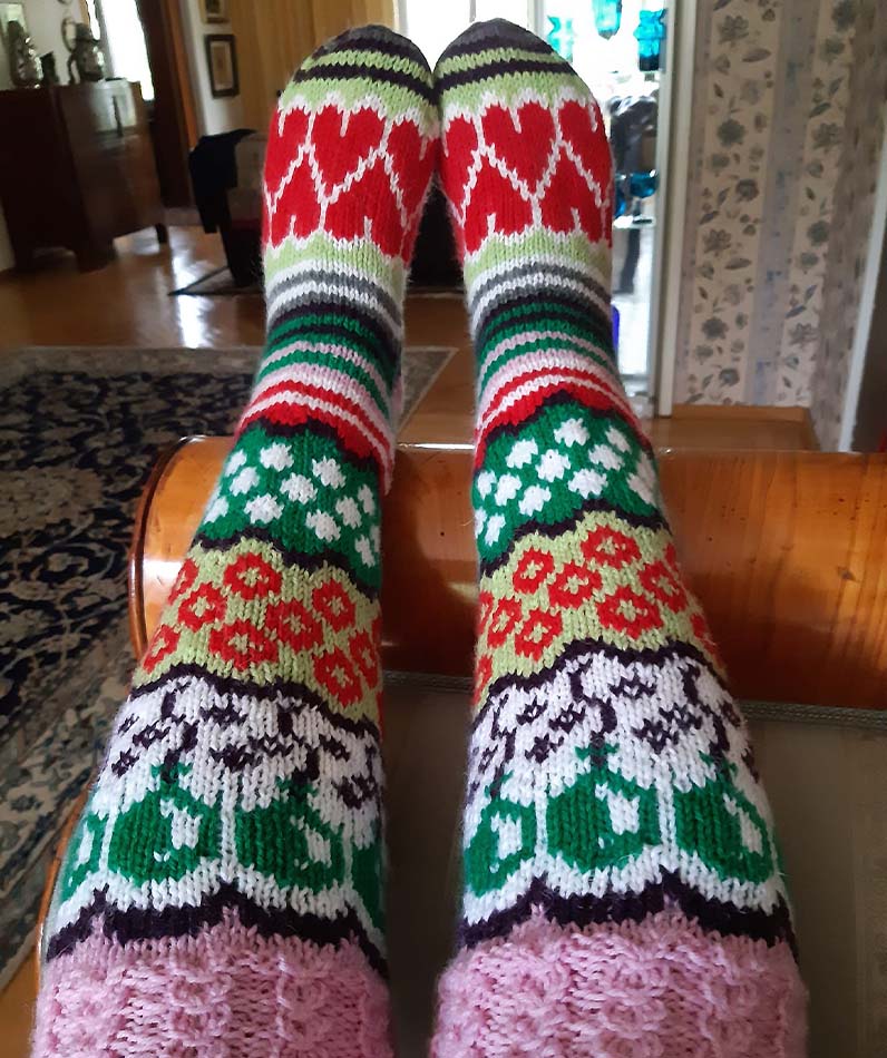 Anja neuloi 7 veljestä -langasta Mia Sumellin suunnittelemat Ilon sukat. ”Nämä ovat ihanimmat jämälankasukat, jotka olen ikinä tehnyt. Pelkästä sukkien näkemisestä tulee hyvälle tuulelle”, Anja kirjoittaa. Kuva: Anja Sirviö