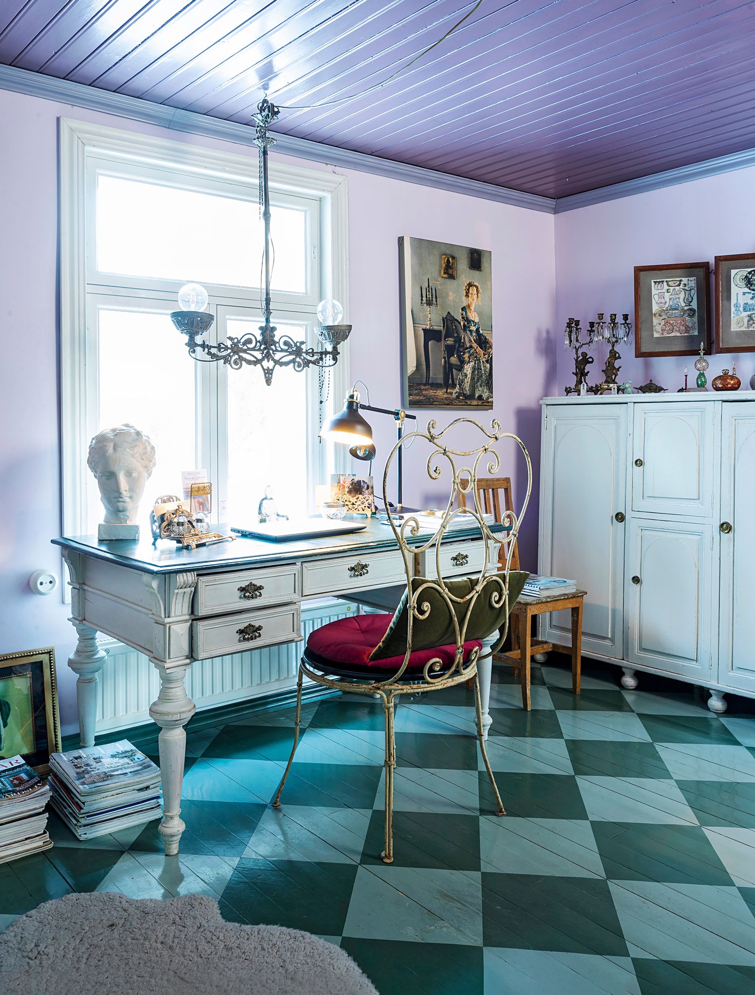 Råbackassa on aikoinaan asunut kaksi perhettä viidenkymmenen neliön talossa. Kamari toimii nykyään Marjon työhuoneena. Ruutulattia, kuten kaikki muutkin pinnat, on Marjon maalaama.