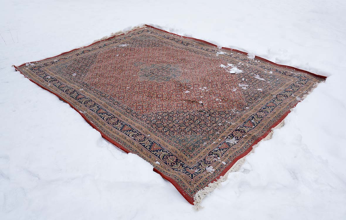 Lumipesu on turvallisin keino pitää itämainen matto puhtaana ja raikkaana. Kuva: iStockphoto