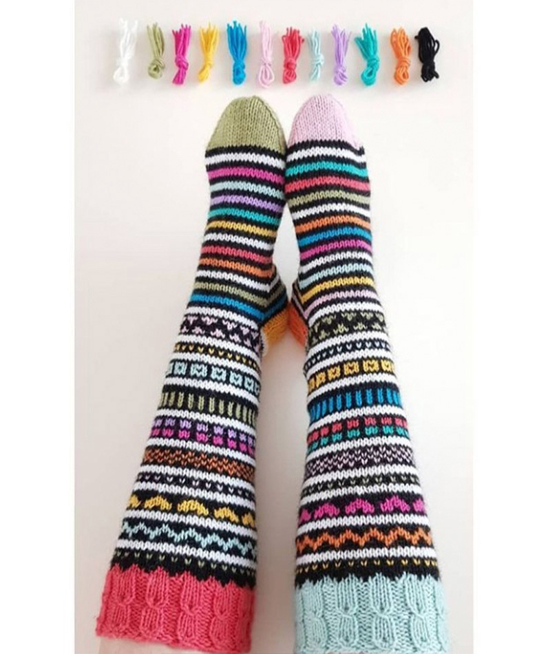 Jämälankasukissa väreillä voi myös leikitellä. Jonna Kalliomäen suunnittelemat Irokeesi-sukat ovat leikkisät. Kuva: Marita Collan