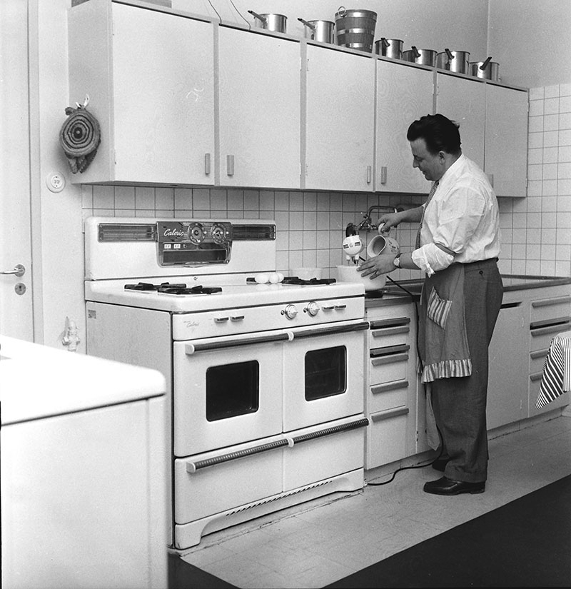 Olavi Virta laittaa ruokaa keittiössään Meritullinkadulla.