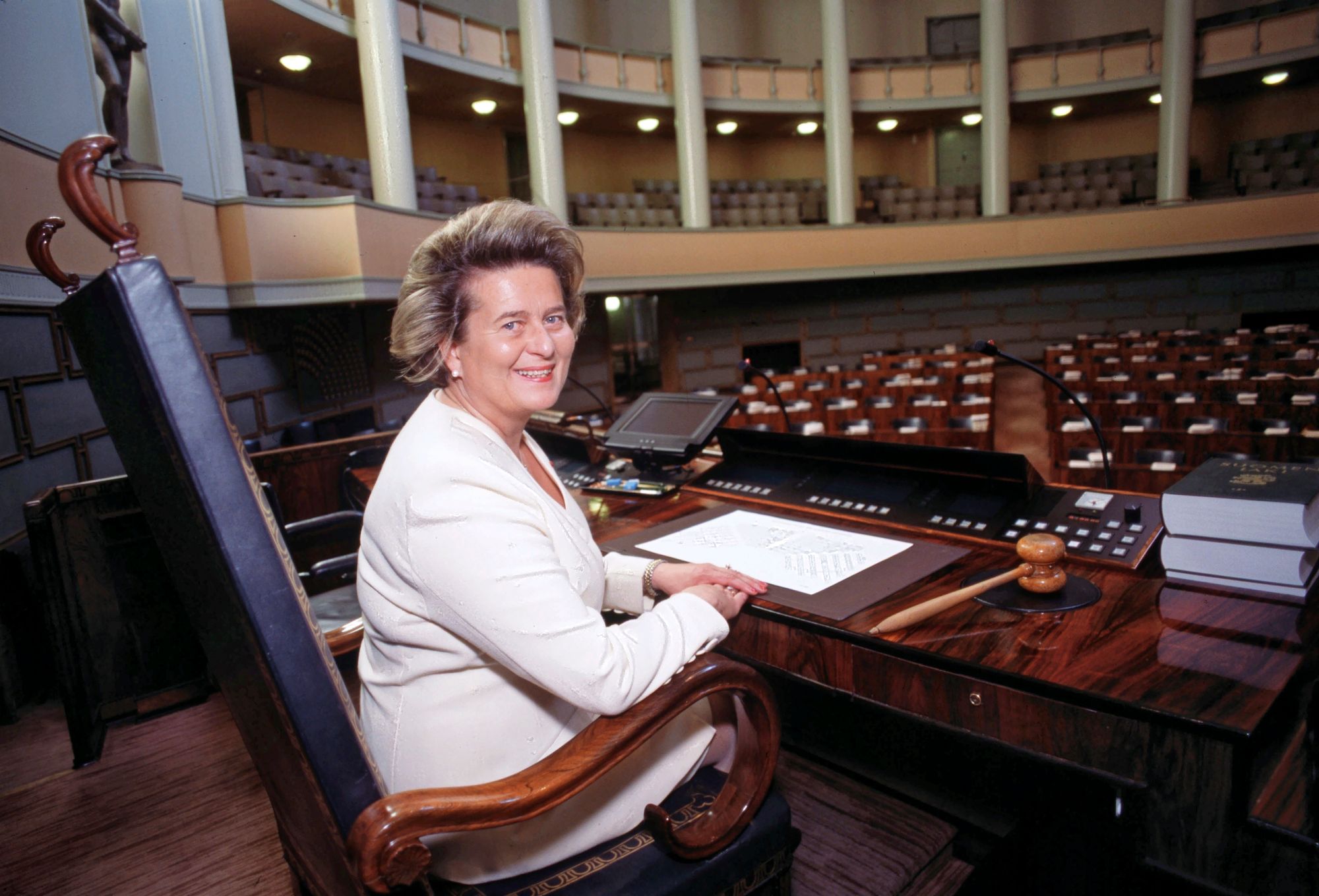 Eduskunnan puhemies Riitta Uosukainen Eduskunnassa vuonna 1996. 