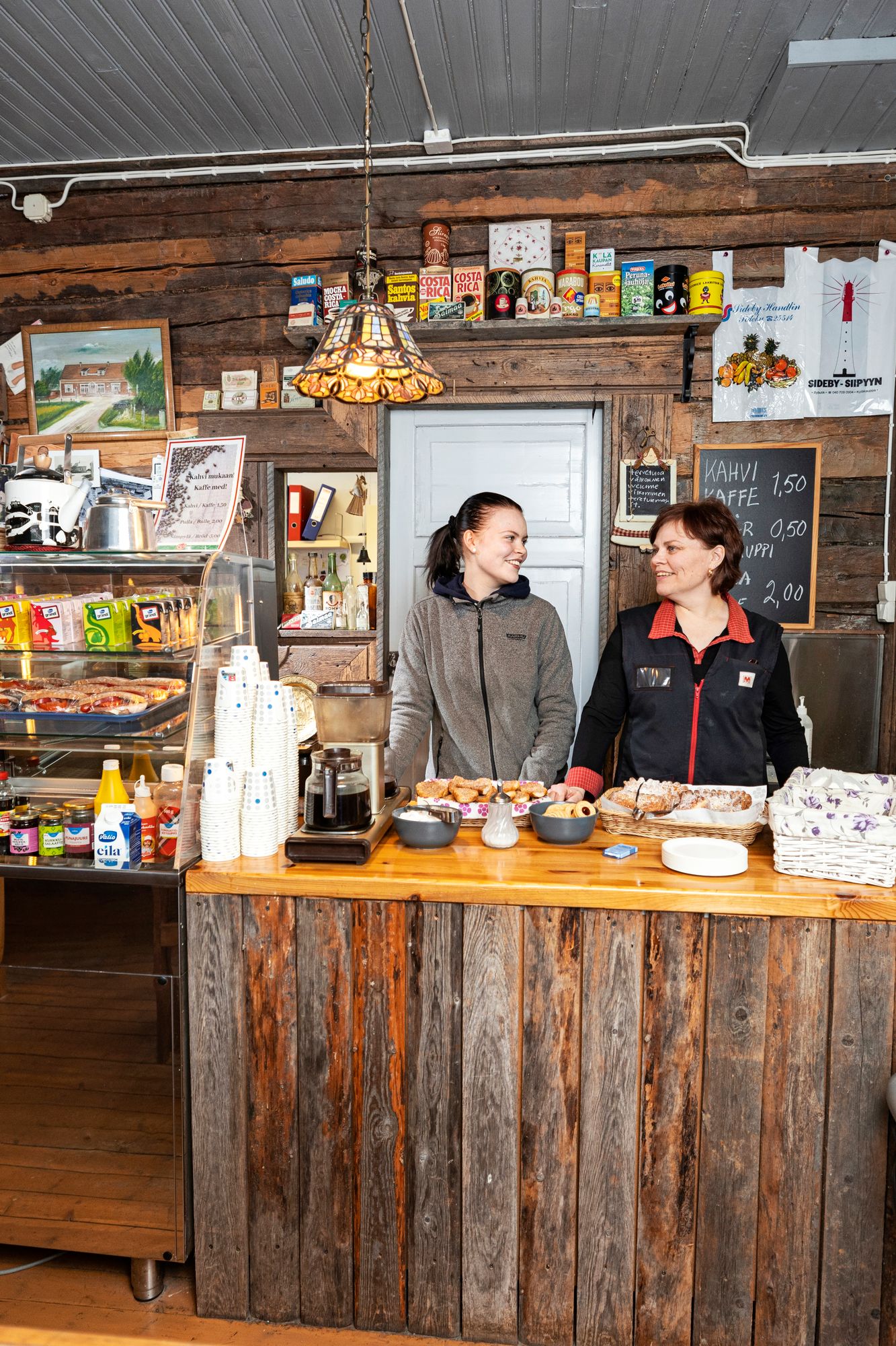 Kyläkaupassa on myös kahvila, jossa voi vaihtaa kuulumisia muiden kyläläisten tai kesäasukkaiden kanssa.