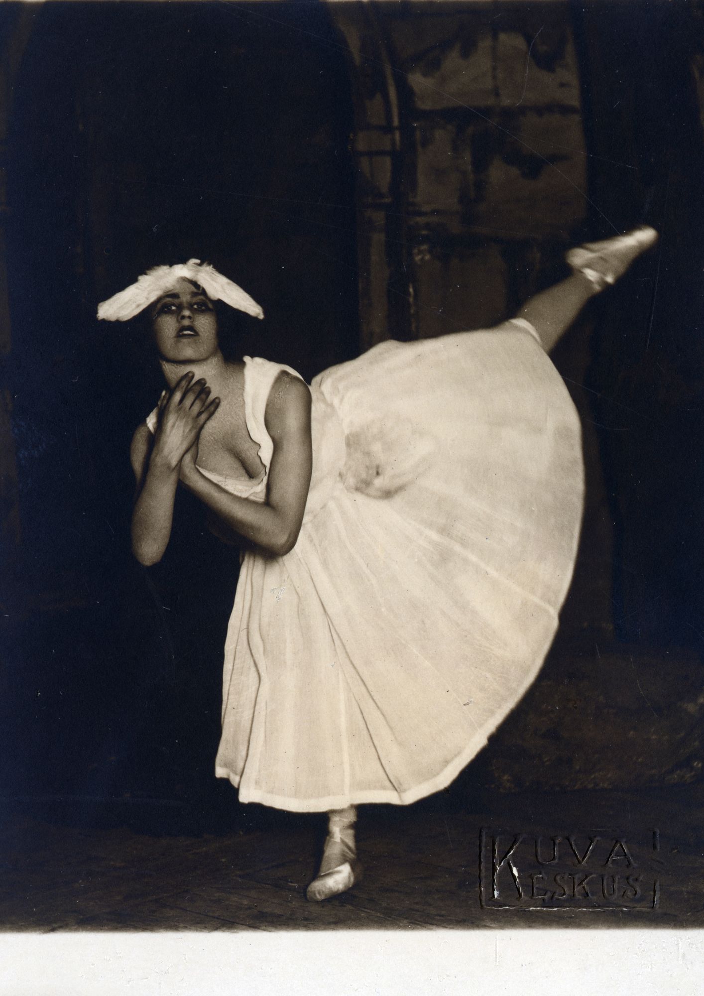 Ensimmäisen Joutsenlammen päätähti oli tanssijatar Mary Paischeff.
