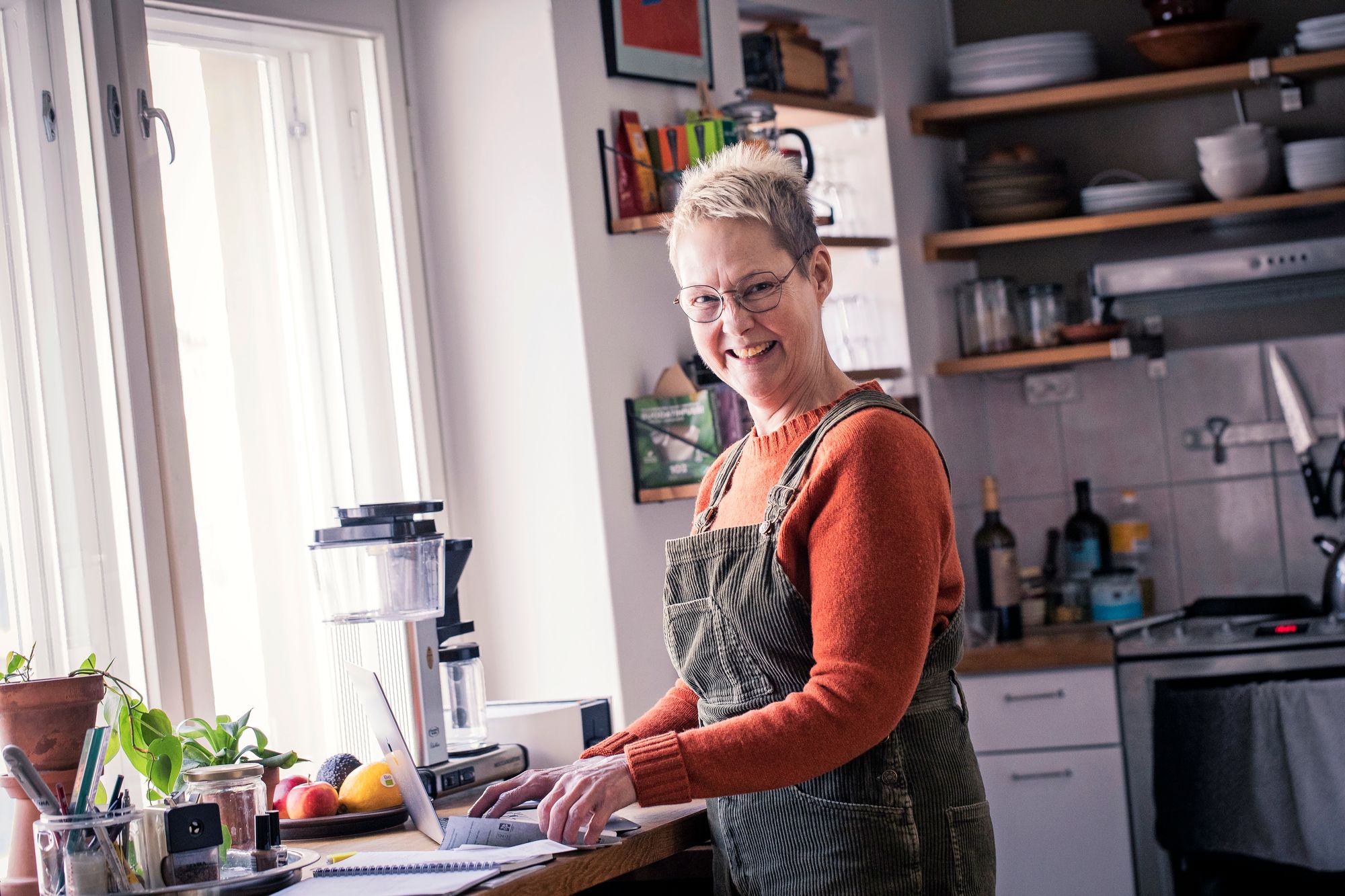 Ravintola-alalla työskentelevä Tiina Hestad on innokas kokkaaja. Hän noudattaa vegaanista ruokavaliota ja valmistaa ateriansa hyvistä raaka-aineista. Kuva: Jonne Räsänen